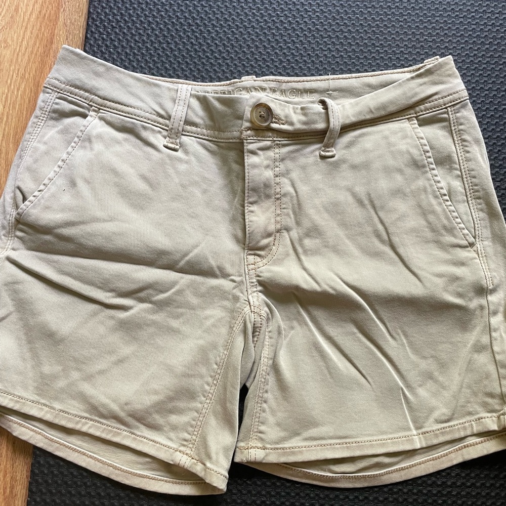 Khaki super stretch American Eagle outfitter shorts. In great condition.